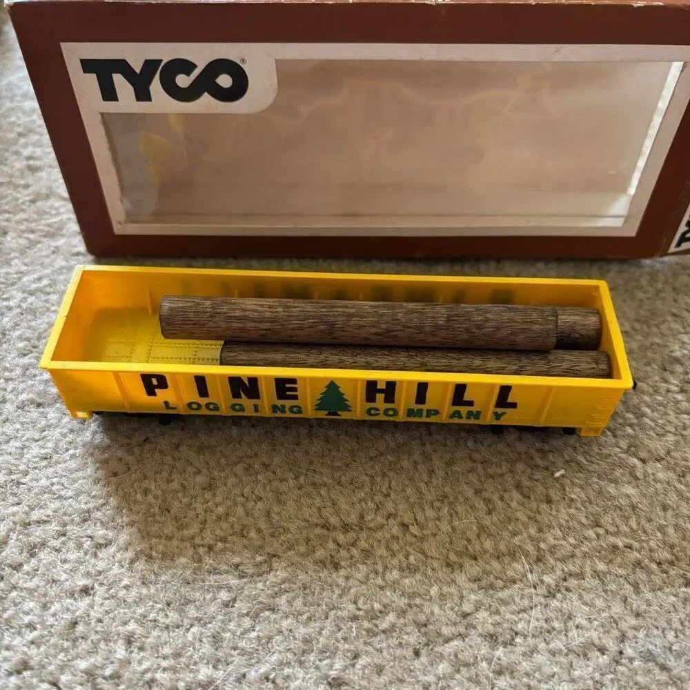 TYCO Pine Hills Logging Company B914-2 Gondola W/Logs HO Scale Freight Car
